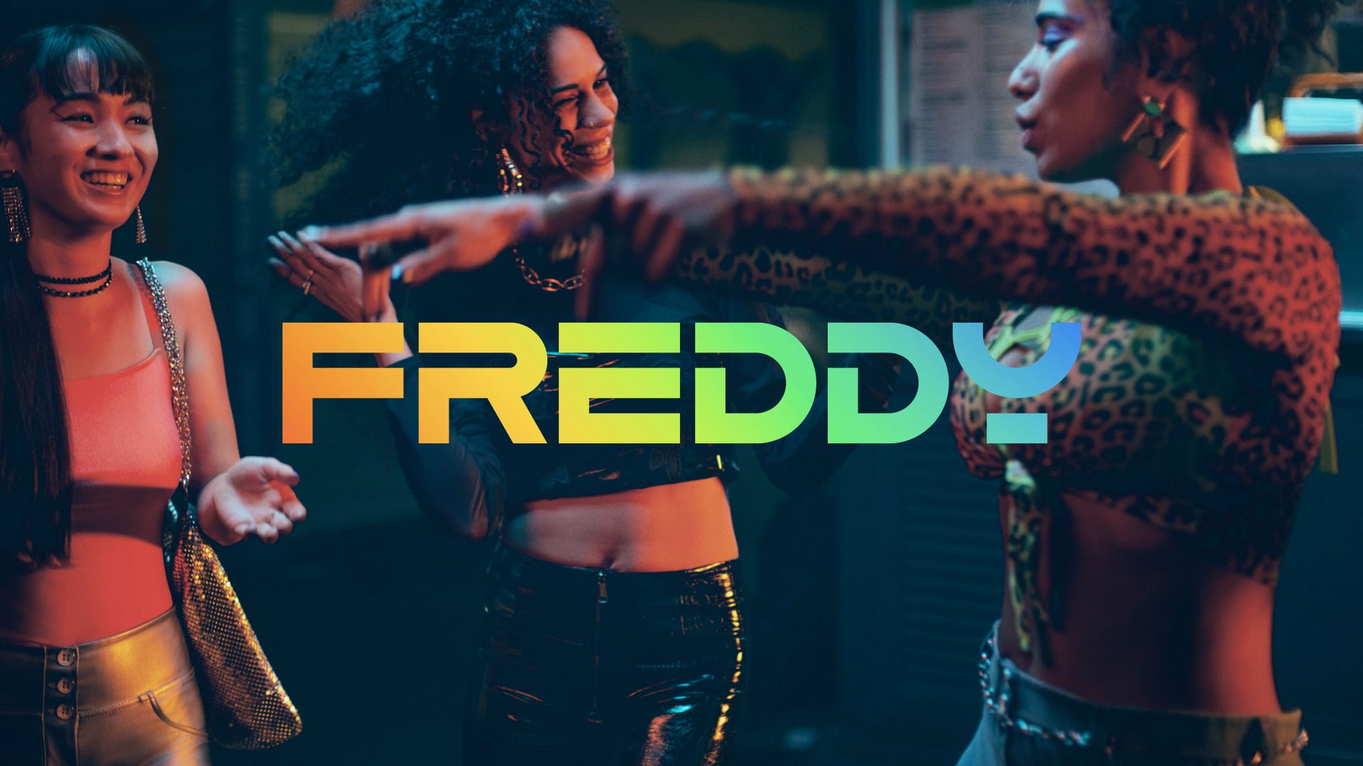 Logo Freddy arcobaleno sopra tre ballerine che danzano, dal rebranding curato da YOHOHO Studio