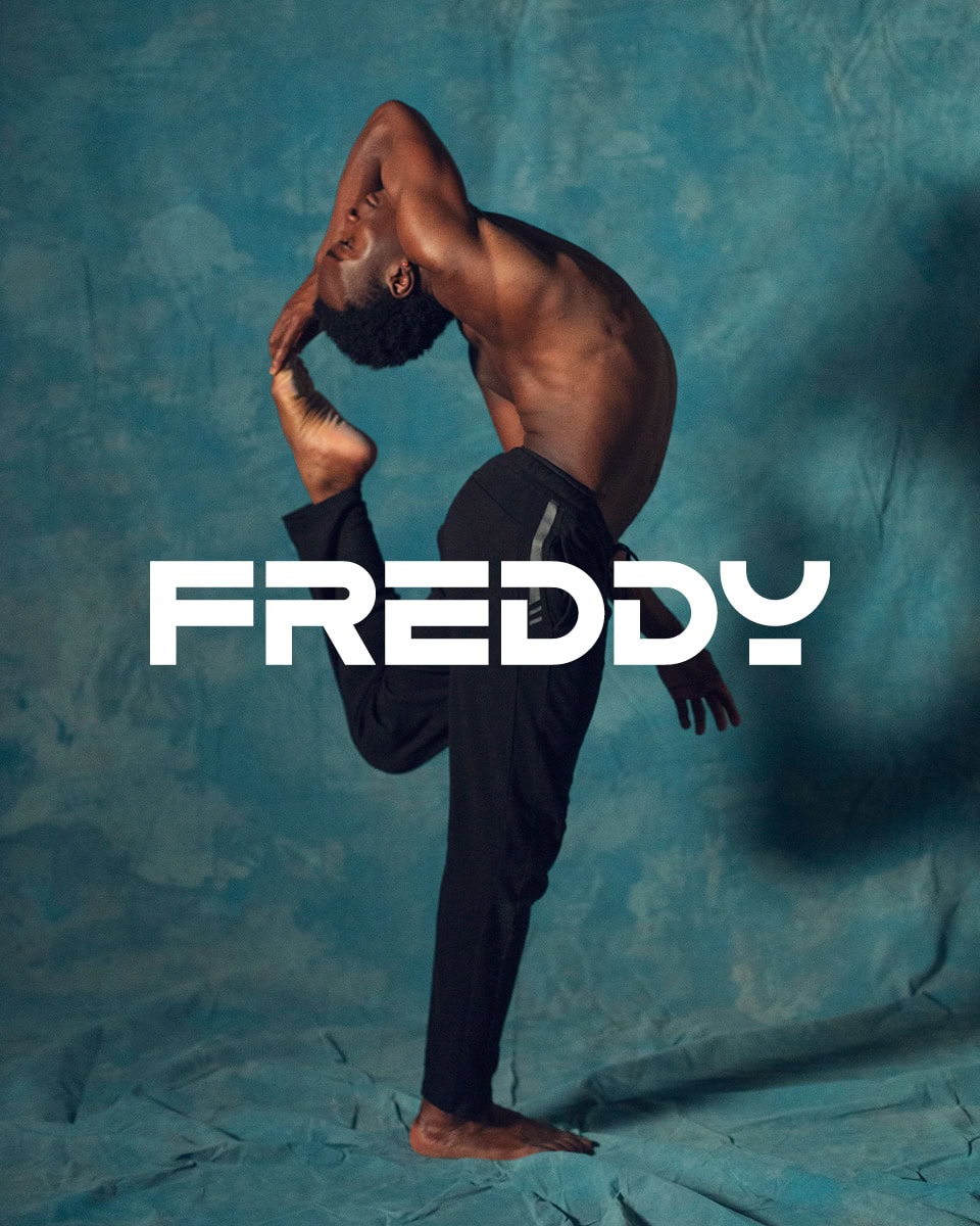 Rebranding Freddy di YOHOHO Studio: nuovo logo in sovrimpressione su un danzatore in equilibrio su una gamba