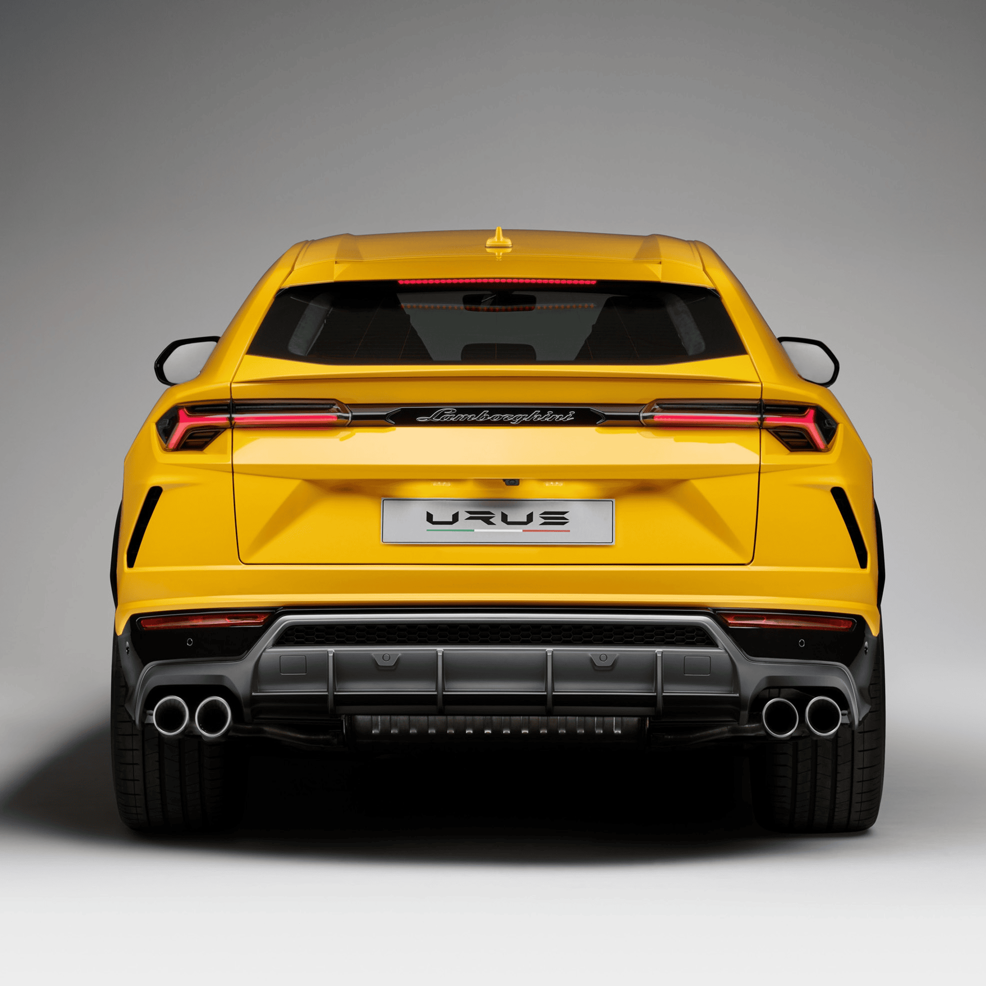 Campagna di comunicazione Lamborghini Urus di YOHOHO Studio: Urus gialla vista da dietro su fondo grigio