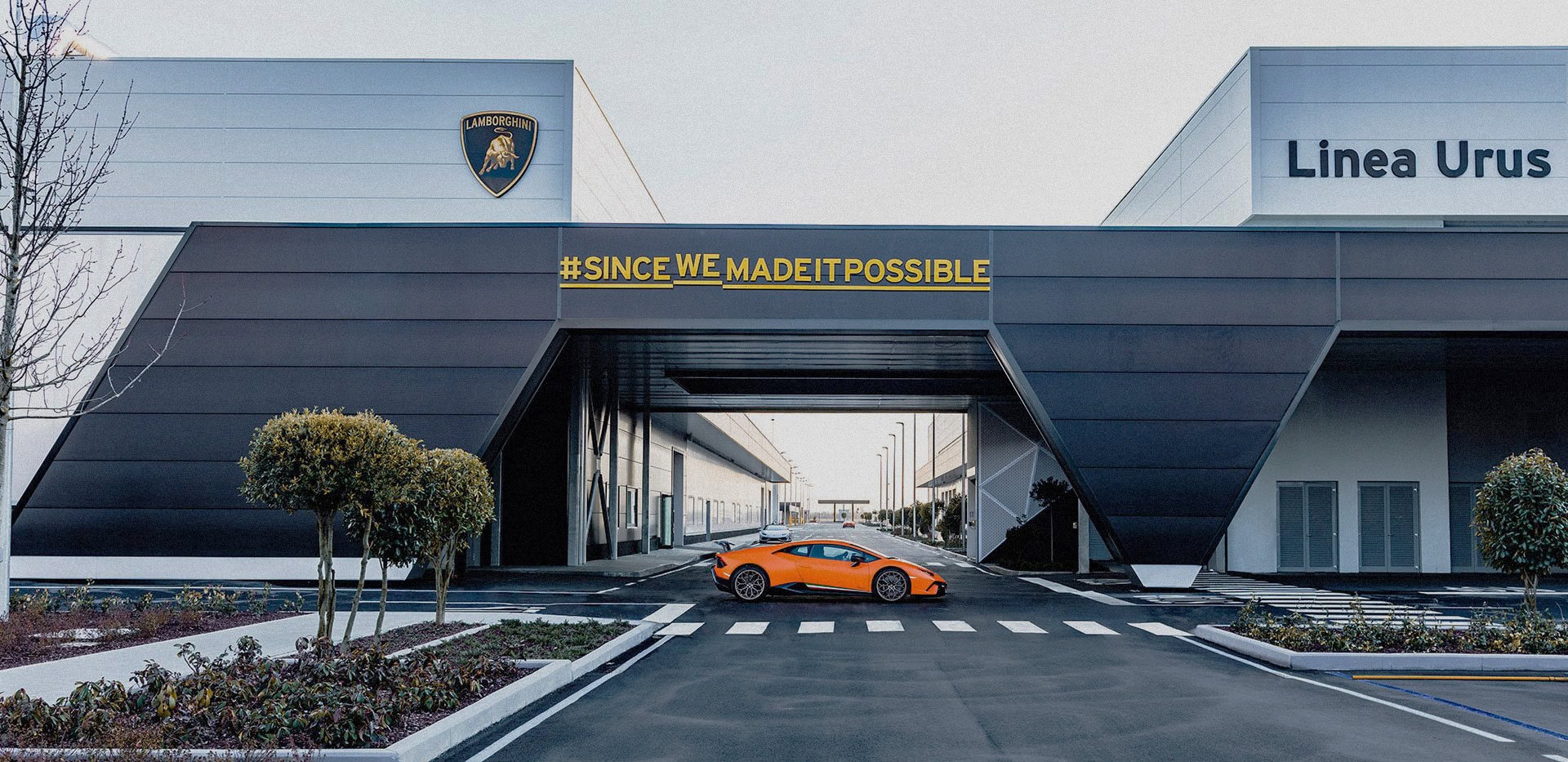 Stabilimento Lamborghini Linea Urus con la scritta #SinceWeMadeItPossible sull'ingresso